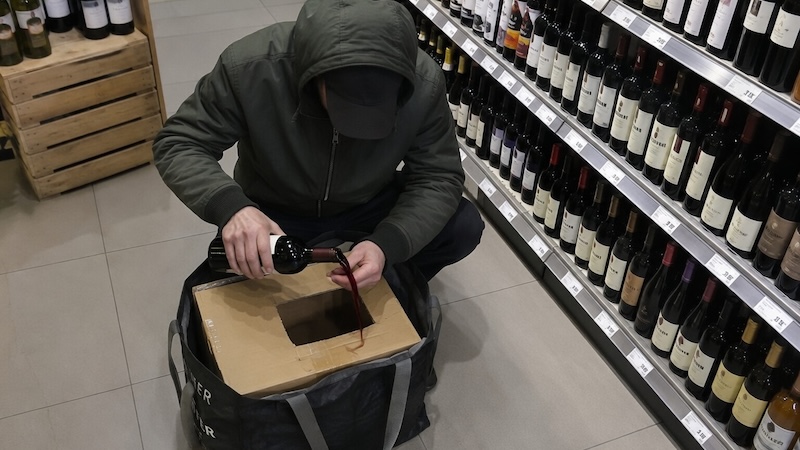 wijn dief gieten